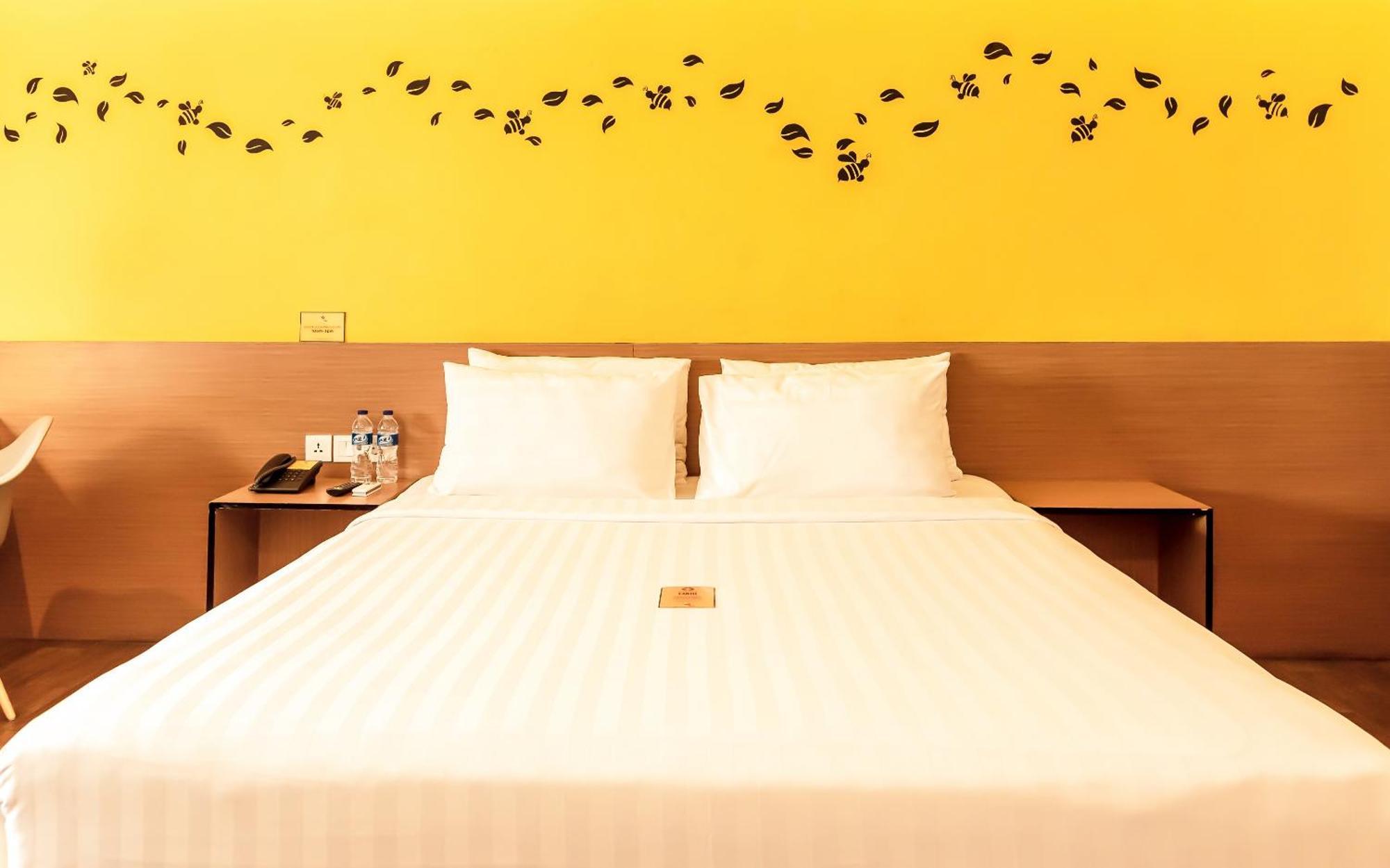 Yellow Bee Tangerang Oda fotoğraf