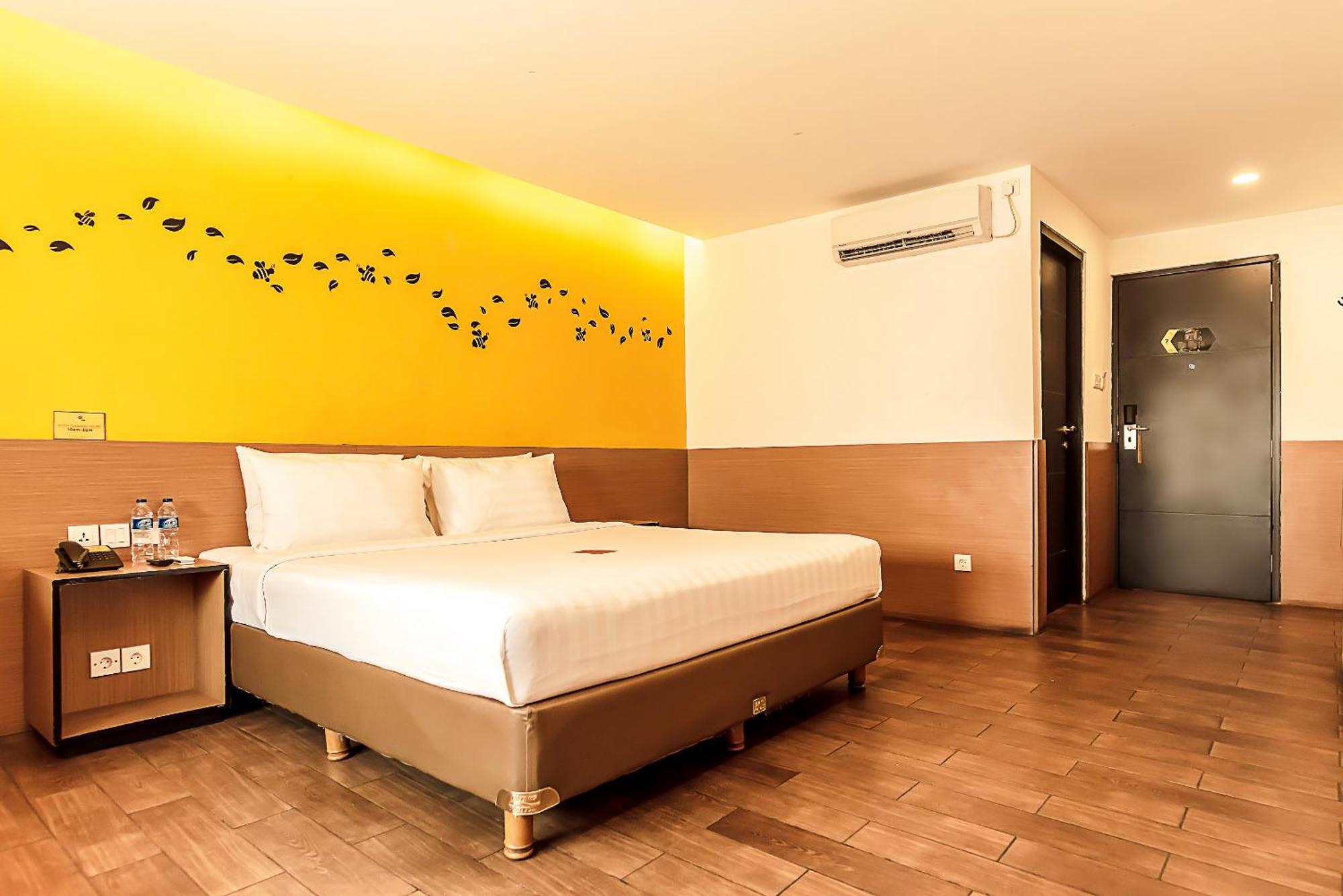Yellow Bee Tangerang Oda fotoğraf