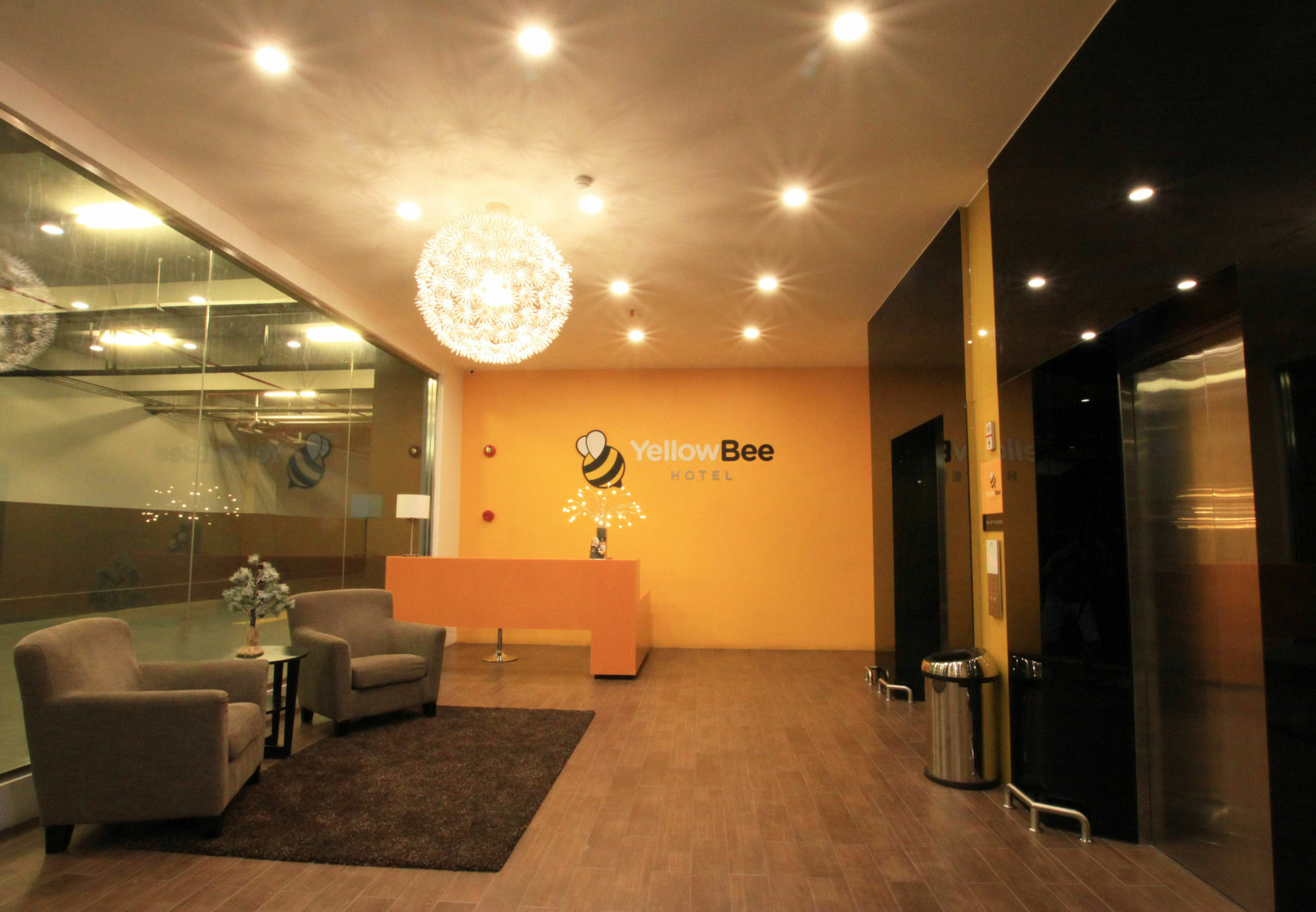 Yellow Bee Tangerang Dış mekan fotoğraf