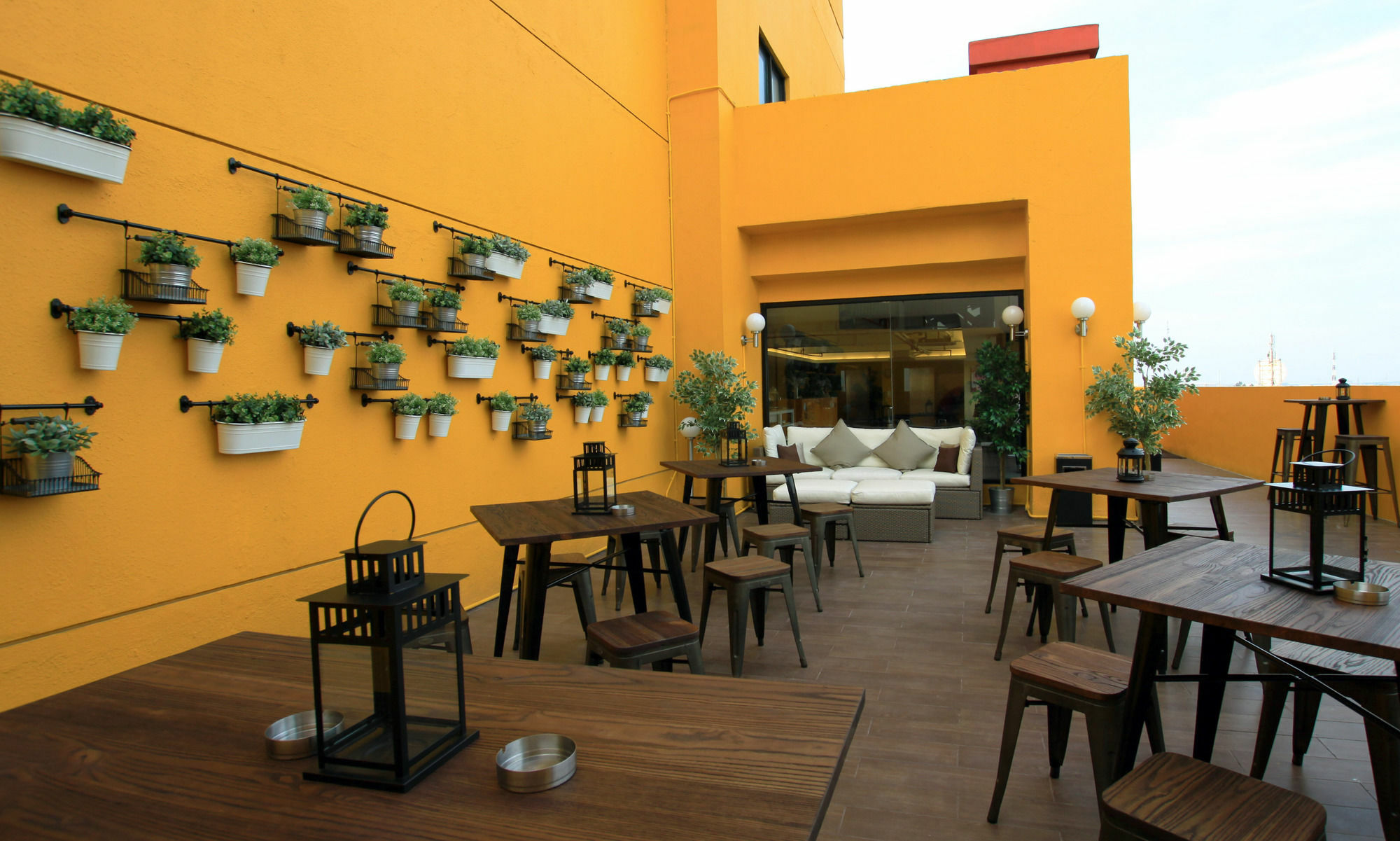Yellow Bee Tangerang Dış mekan fotoğraf